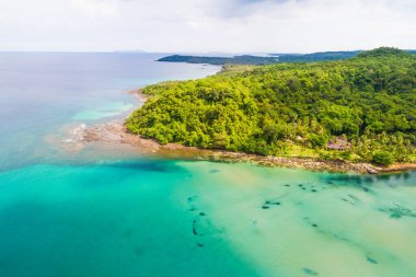 Egzotik deniz dalgası kumsal mavisi deniz suyu hava manzaralı yaz tatili Koh Kood Tayland
