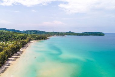 Egzotik deniz dalgası kumsal mavisi deniz suyu hava manzaralı yaz tatili Koh Kood Tayland
