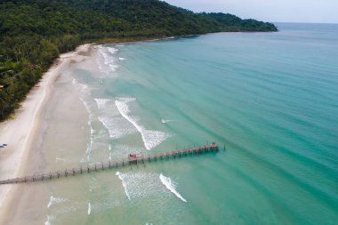 Hava manzaralı beyaz snad plaj dalgası turkuaz su yaz tatili konsepti doğa manzarası