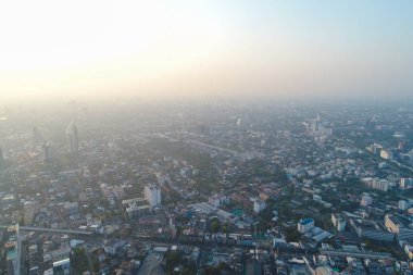 BAngkok şehri Tayland 'da sabah güneşinin doğduğu gökyüzü manzaralı şehir binası.