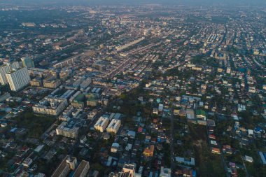 BAngkok şehri Tayland 'da sabah güneşinin doğduğu gökyüzü manzaralı şehir binası.