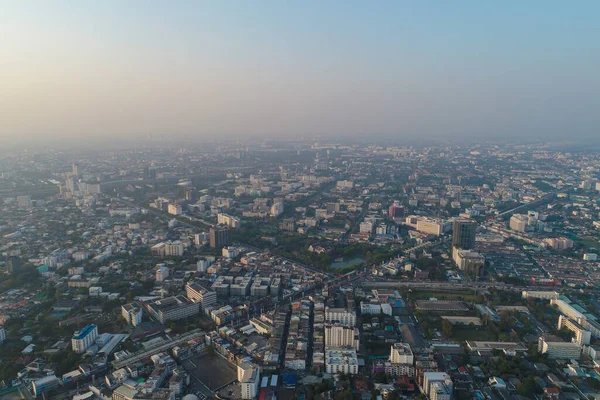 BAngkok şehri Tayland 'da sabah güneşinin doğduğu gökyüzü manzaralı şehir binası.