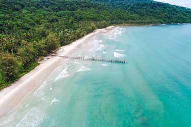 Hava manzaralı beyaz snad plaj dalgası turkuaz su yaz tatili konsepti doğa manzarası