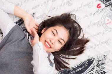 Gözlük kadın yatakta beyaz battaniye yatarken rahatlayın