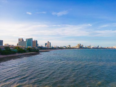 Tayland 'a seyahat eden Pattaya şehrindeki hava manzaralı deniz plajı.