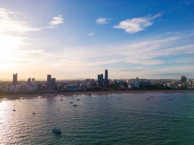 Tayland 'a seyahat eden Pattaya şehrindeki hava manzaralı deniz plajı.