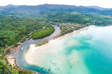Gök mavisi deniz suyuyla egzotik deniz dalgası sahili, hava manzarası, yaz tatili Koh Kood Tayland