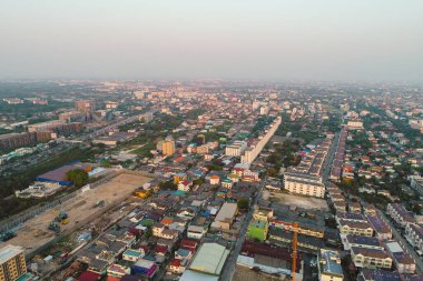 BAngkok şehri Tayland 'da sabah güneşinin doğduğu gökyüzü manzaralı şehir binası.