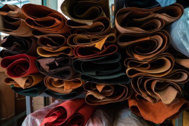 Renkli çiğ, hakiki sebze bronzlaşmış deri el işi dükkanında, el yapımı.