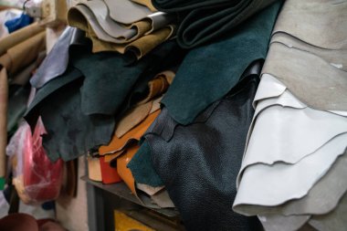 Renkli çiğ, hakiki sebze bronzlaşmış deri el işi dükkanında, el yapımı.