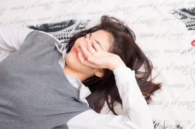 Gözlük kadın yatakta beyaz battaniye yatarken rahatlayın