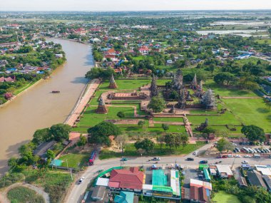 Wat Chaiwatthanaram Yeşil Çim Parkı 'nda, Ayutthaya, Tayland' da Chao Phraya nehri ile ünlü harabe tapınağında hava manzaralı akşam gün batımı.
