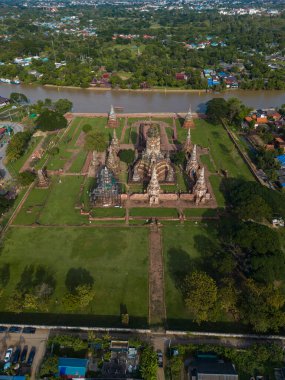 Wat Chaiwatthanaram Yeşil Çim Parkı 'nda, Ayutthaya, Tayland' da Chao Phraya nehri ile ünlü harabe tapınağında hava manzaralı akşam gün batımı.