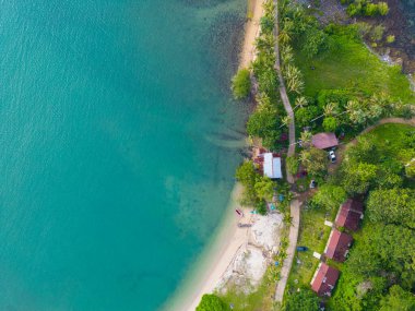 Hava manzaralı deniz plajı yeşil ağaçlı beyaz kumlu kumsal yaz tatili arka planında.