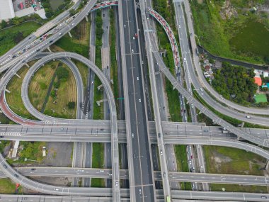 Taşıt taşımacılığı endüstrisi ile hava manzaralı şehir kavşağı yolu