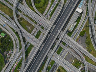 Taşıt taşımacılığı endüstrisi ile hava manzaralı şehir kavşağı yolu