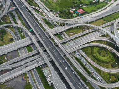 Taşıt taşımacılığı endüstrisi ile hava manzaralı şehir kavşağı yolu