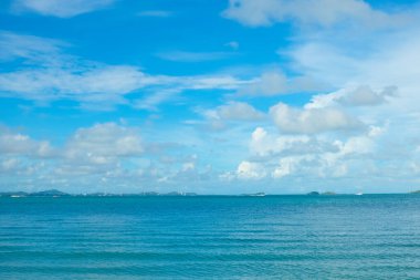 Tropik deniz sahili dalgaları mavi gökyüzüne karşı yumuşak bulutlu doğa manzarası