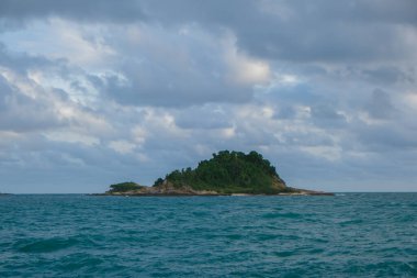 Tropik deniz sahili dalgaları mavi gökyüzüne karşı yumuşak bulutlu doğa manzarası