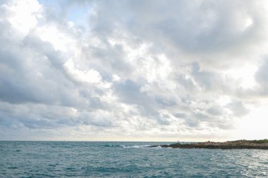 Tropik deniz sahili dalgaları mavi gökyüzüne karşı yumuşak bulutlu doğa manzarası