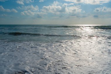 Deniz sahili beyaz kumsal dalgası sabah doğumu doğa yaz tatili konsepti