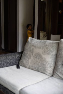 Üst düzey otel odasında, perde arkası kapalı lüks koltuklar.