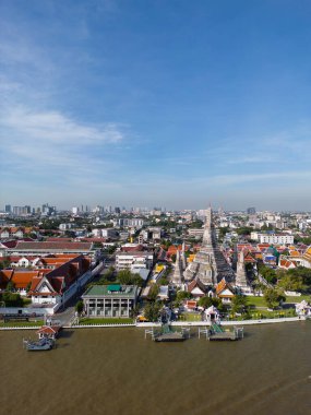 Wat Arun 'daki ya da Şafak Tapınağı' ndaki hava manzaralı Pagoda Bangkok Tayland 'daki Chao Phra Ya nehri yakınlarında bir turistik kent..
