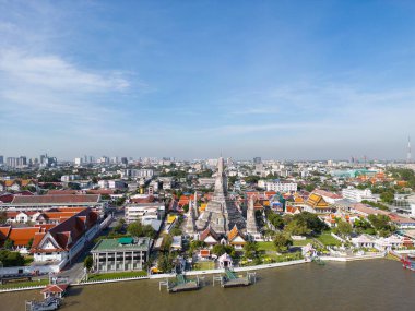 Wat Arun 'daki ya da Şafak Tapınağı' ndaki hava manzaralı Pagoda Bangkok Tayland 'daki Chao Phra Ya nehri yakınlarında bir turistik kent..