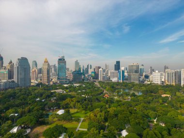 Lumphini Parkı 'nın havadan görünüşü Tayland' ın başkentinin Silom bölgesinde gökdelen ofis binası bölgesinde yer almaktadır..