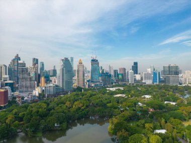Lumphini Parkı 'nın havadan görünüşü Tayland' ın başkentinin Silom bölgesinde gökdelen ofis binası bölgesinde yer almaktadır..