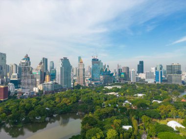 Lumphini Parkı 'nın havadan görünüşü Tayland' ın başkentinin Silom bölgesinde gökdelen ofis binası bölgesinde yer almaktadır..