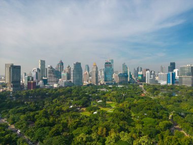 Lumphini Parkı 'nın havadan görünüşü Tayland' ın başkentinin Silom bölgesinde gökdelen ofis binası bölgesinde yer almaktadır..