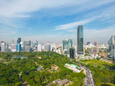 Lumphini Parkı 'nın havadan görünüşü Tayland' ın başkentinin Silom bölgesinde gökdelen ofis binası bölgesinde yer almaktadır..