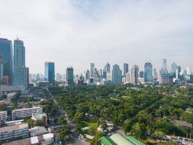 Lumphini Parkı 'nın havadan görünüşü Tayland' ın başkentinin Silom bölgesinde gökdelen ofis binası bölgesinde yer almaktadır..