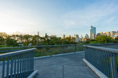 Şehir merkezindeki orman parkında Benchakitti Bangkok Tayland 'a giden yol.