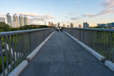 Şehir merkezindeki orman parkında Benchakitti Bangkok Tayland 'a giden yol.