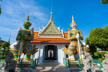 Kapılar, Wat Arun 'daki şeytan muhafızlarıyla birlikte Devlerin heykelleriyle Tarikat Salonu' na. Bangkok, Tayland 'daki ünlü tapınak..