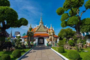 Kapılar, Wat Arun 'daki şeytan muhafızlarıyla birlikte Devlerin heykelleriyle Tarikat Salonu' na. Bangkok, Tayland 'daki ünlü tapınak..