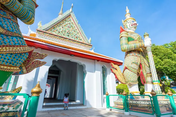 Kapılar, Wat Arun 'daki şeytan muhafızlarıyla birlikte Devlerin heykelleriyle Tarikat Salonu' na. Bangkok, Tayland 'daki ünlü tapınak..