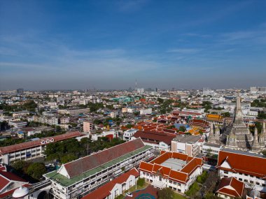 Wat Arun 'daki ya da Şafak Tapınağı' ndaki hava manzaralı Pagoda Bangkok Tayland 'daki Chao Phra Ya nehri yakınlarında bir turistik kent..