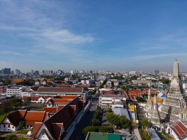 Wat Arun 'daki ya da Şafak Tapınağı' ndaki hava manzaralı Pagoda Bangkok Tayland 'daki Chao Phra Ya nehri yakınlarında bir turistik kent..
