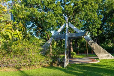 Şehir merkezindeki şehir parkında çayır yeşili çimenler. Gün batımında gökyüzü bulutlu Bangkok Thaialand.
