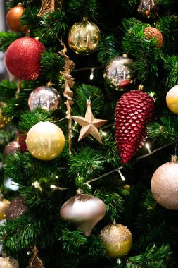 Kırmızı top asılı Noel kutlama konsepti çam ağacı bulanık arka plan, Kış tatili üzerinde hediye süslemeleri