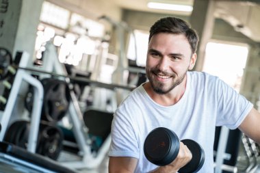 Yakışıklı Atletik Erkekler Spor Spor Salonu 'nda Dumnbell ile Egzersiz Sağlıklı Yaşam Tarzı