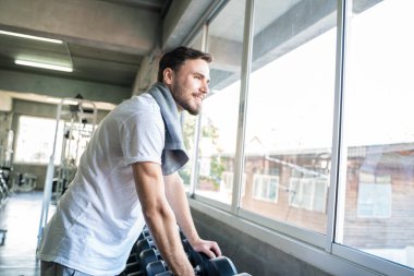 Yakışıklı Atletik Adam Spor Spor Salonunda Dumnbell ile Egzersiz Sağlıklı Yaşam Tarzı