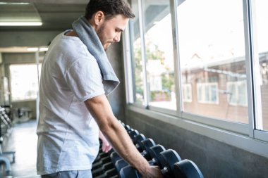 Yakışıklı Atletik Adam Spor Spor Salonunda Dumnbell ile Egzersiz Sağlıklı Yaşam Tarzı