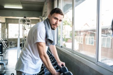 Yakışıklı Atletik Adam Spor Spor Salonunda Dumnbell ile Egzersiz Sağlıklı Yaşam Tarzı