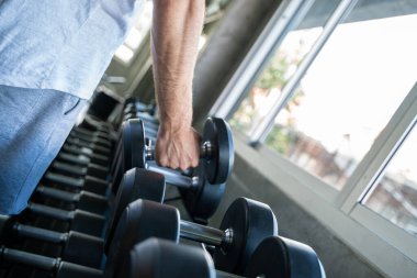 Yakışıklı Atletik Adam Spor Spor Salonunda Dumnbell ile Egzersiz Sağlıklı Yaşam Tarzı