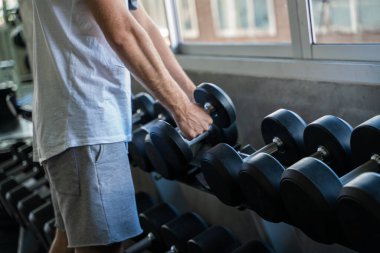 Yakışıklı Atletik Adam Spor Spor Salonunda Dumnbell ile Egzersiz Sağlıklı Yaşam Tarzı