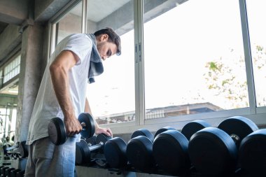 Yakışıklı Atletik Adam Spor Spor Salonunda Dumnbell ile Egzersiz Sağlıklı Yaşam Tarzı
